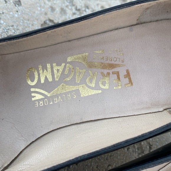 Salvatore Ferragamo bow pumps with snakeskin texture and brass hardware 5.5 B - Picture 4 of 14